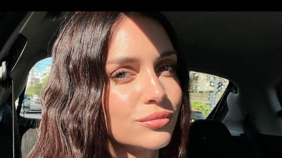 Zaira Nara se ajustó la microbikini cavada y posó de espaldas al lado del oleaje