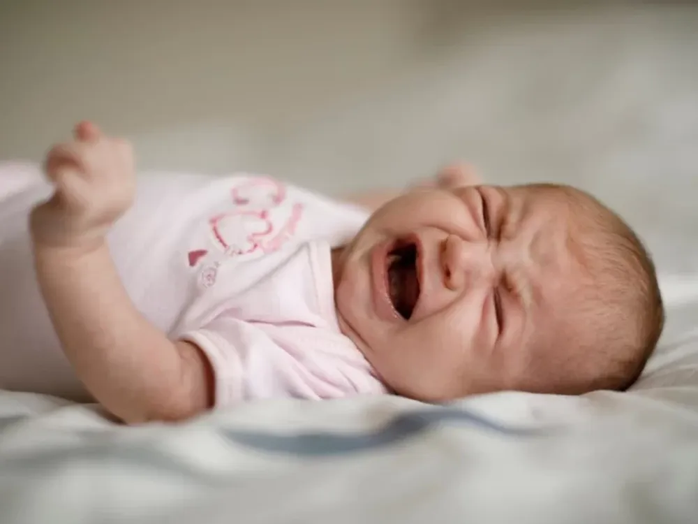 Su bebé lloraba todas las noches hasta que descubrió la inquietante causa