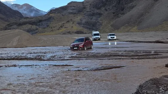 Rescataron a una familia atrapada por una creciente en el Paso Internacional de Agua Negra