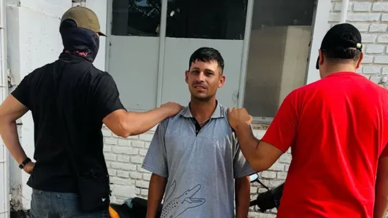 “El Castorcito” cuenta con un extenso prontuario, con al menos 19 causas registradas entre 2008 y 2025, por delitos como hurto, daño, robo agravado, resistencia a la autoridad, violación de domicilio y hurto de vehículos, entre otros.