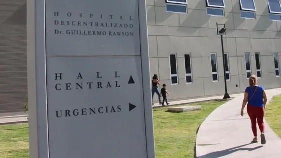 Colocaba un aire acondicionado en su casa y cayó de la escalera: está delicado