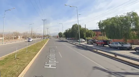 Perdió el control y terminó con su camioneta contra un poste de la luz