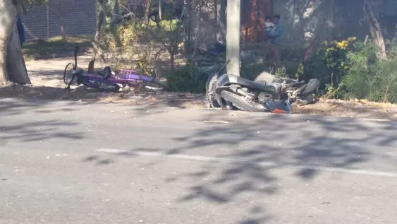 Una camioneta embistió desde atrás a una motociclista que se atravesó en la calle