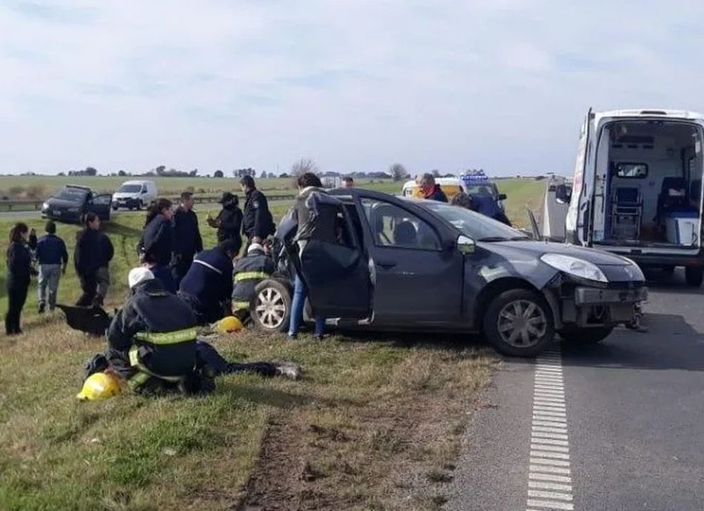 Dos personas murieron en un choque múltiple entre un camión, un auto y un micro