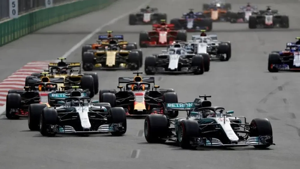 En una carrera para el infarto, Hamilton logró una victoria clave en Azerbaiyán