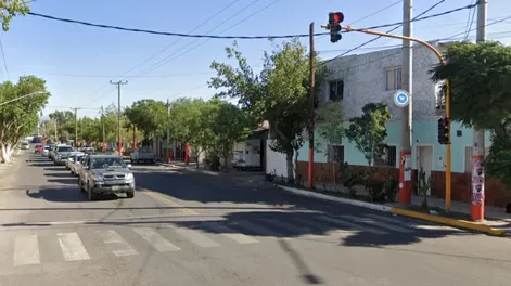 Un automovilista no dejó que le limpiaran el vidrio y recibió una trompada en el ojo