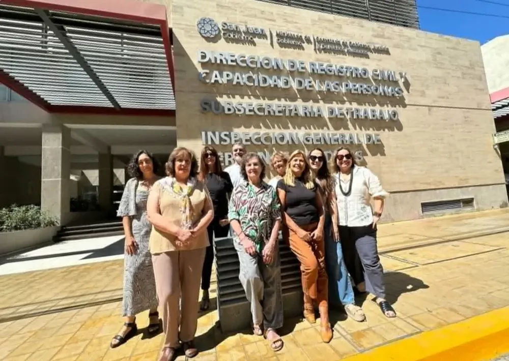 Los integrantes del colectivo artístico local, frente a su nuevo escenario