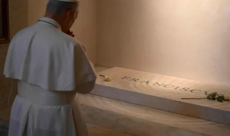 El papa León XIV visitó la tumba de Francisco en la Basílica Santa María la Mayor