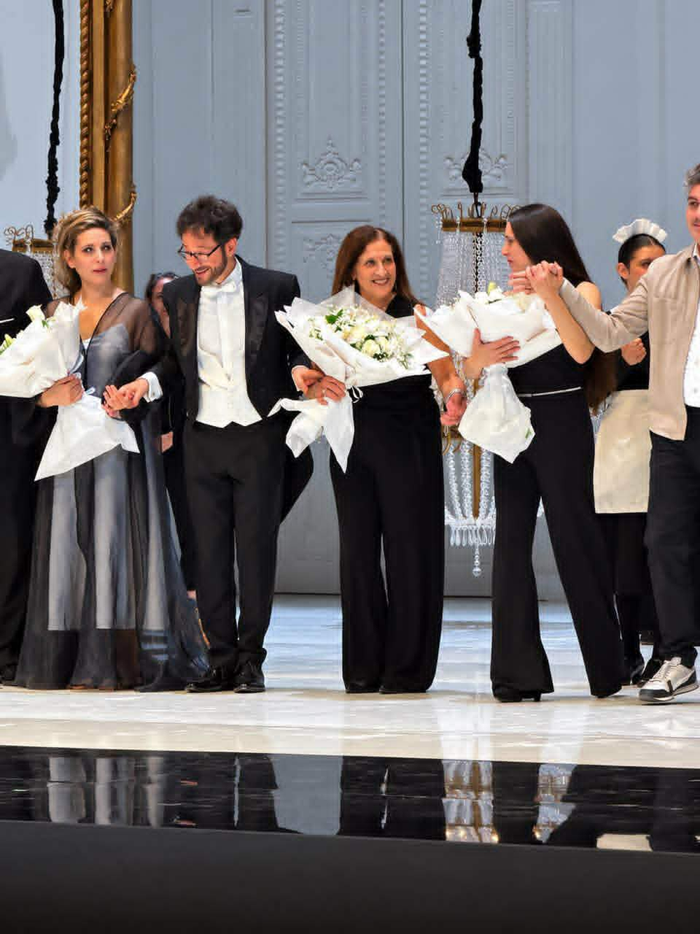 Piccone, en el saludo final del estreno, junto a Mora, Ayub y Laura Pisani, la protagonista