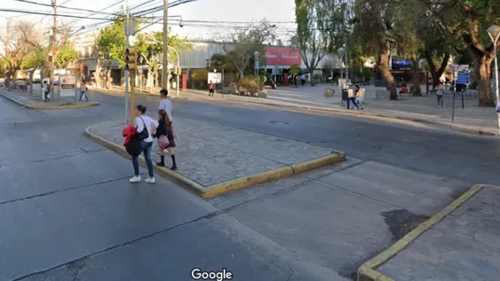 Un menor conducía, perdió el control y chocó con un poste: él y su acompañante, heridos