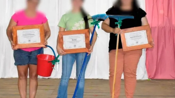 La celebración por el Día Internacional de la Mujer terminó opacada por una polémica en Misiones, donde se entregaron escobas, baldes y escurridores en un evento organizado por la municipalidad de Colonia Aurora.
