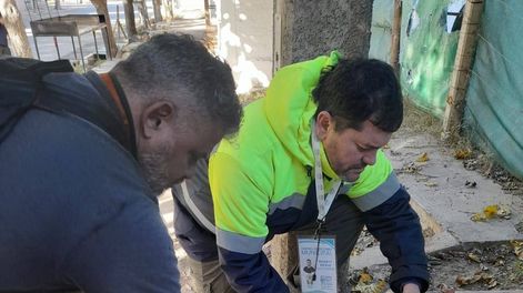 En Valle Fértil colocan cloro y larvicida en acequias y sifones para eliminar larvas del mosquito que provoca el dengue.