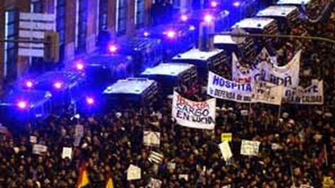 Miles de personas protestan en España contra los recortes