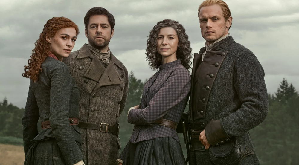 Sophie Skelton y Richard Rankin (izq) junto a los protagonistas de Outlander&nbsp; Caitríona Balfe y Sam Heughan.