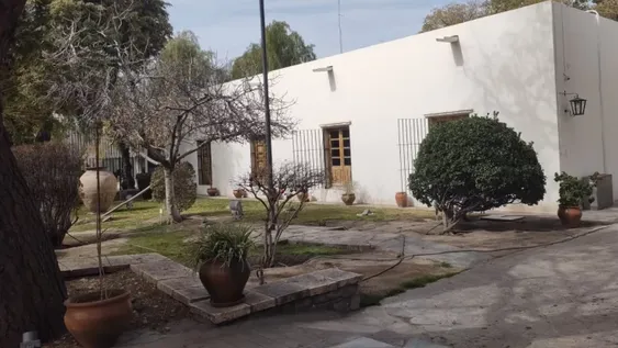 CAMBIOS. La prioridad es bajar la humedad del jardín y analizarán si hacen canteros o cambian el riego.