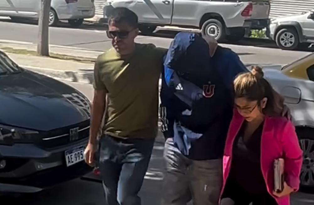 La llegada de Jonathan Lucero junto a su abogada Filomena Noriega.-