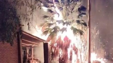 Un voraz incendio casi arrasó con viviendas en Pocito: Bomberos lograron controlar las llamas