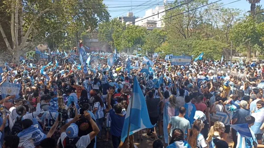 La Plaza 25 desbordó de gente y hubo festejos en todo San Juan