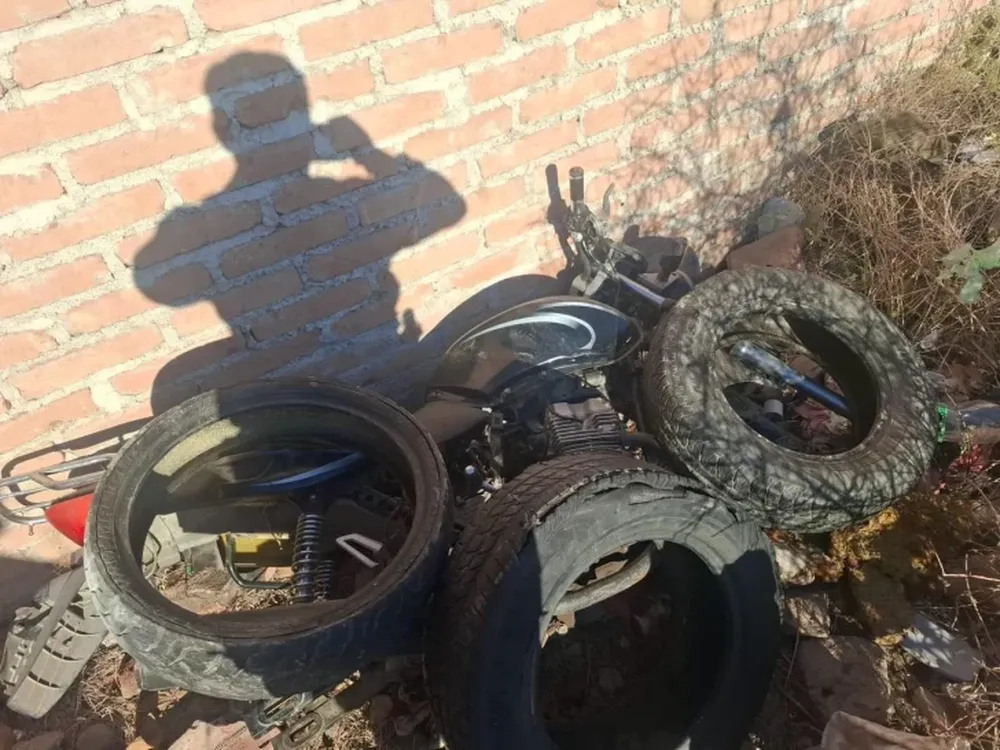 Lo sorprendieron con una moto desarmada en un baldío: recuperaron las ruedas en la casa de un tío