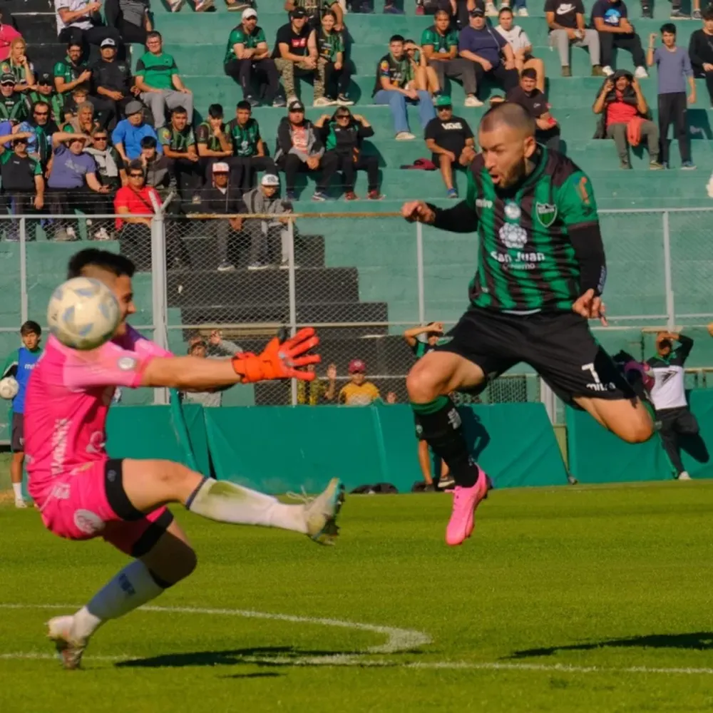 Victoria, desahogo y sorpresivo adiós de Antuña