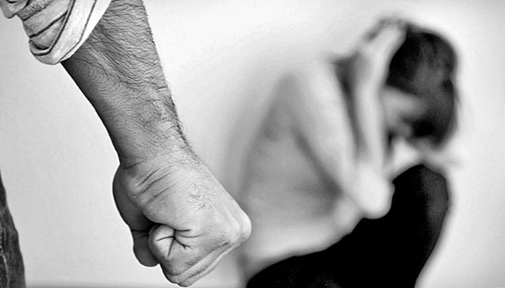 La golpearon con una honda y no denunció: igual le pusieron restricciones a su pareja