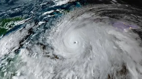 El huracán Melissa tocó tierra en Jamaica con vientos de casi 300 kilómetros por hora