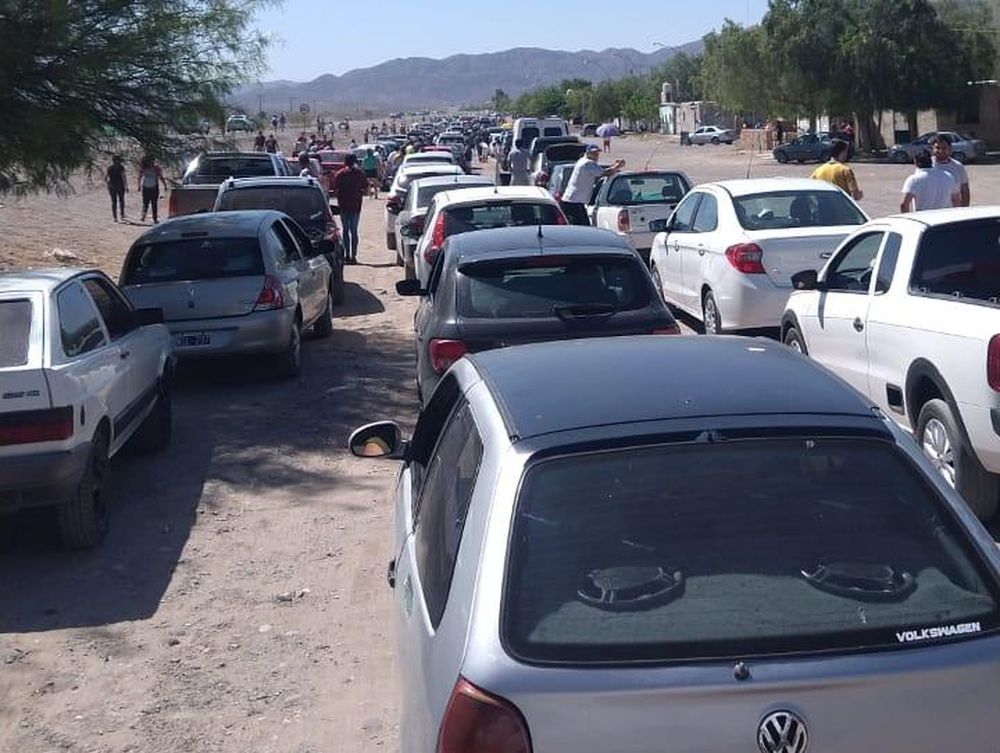 Bajo un sol abrasador, una fila kilométrica hace vigilia por una entrada