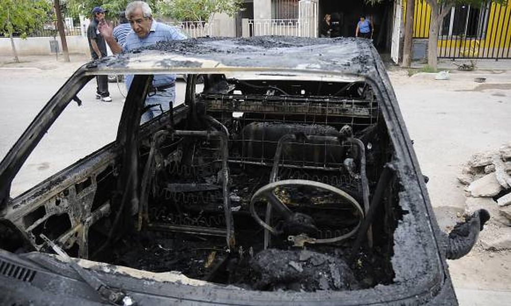 Quiso arreglar su auto y lo quemó