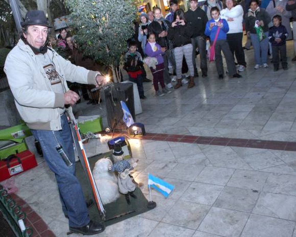 Una marioneta gaucha, furor en la Peatonal