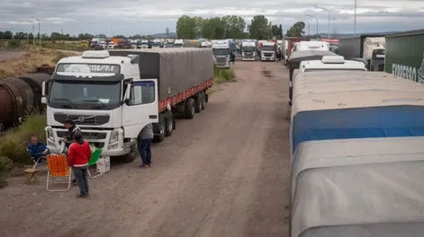 Flexibilizaron los trámites y ya cruzan a Chile los 3.000 camiones que estaban varados