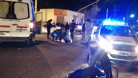 Una motociclista terminó en el hospital tras chocar contra un auto