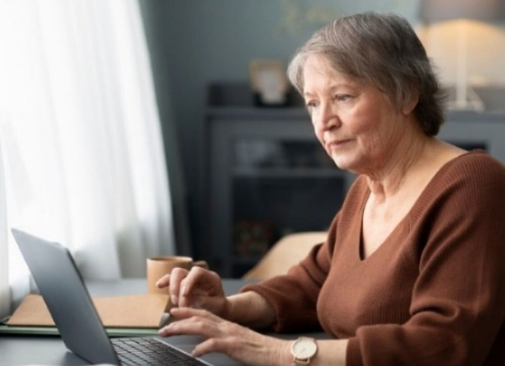 Cómo aprovechar la IA para informarse mejor: herramientas digitales top