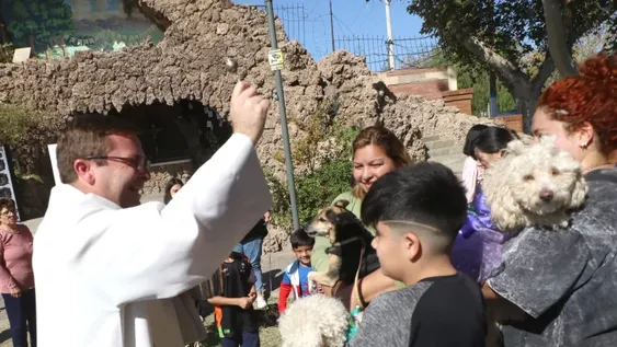BENDITOS. El padre Jonatan Felix arrojó agua bendita a todas las mascotas que fueron a Fátima.