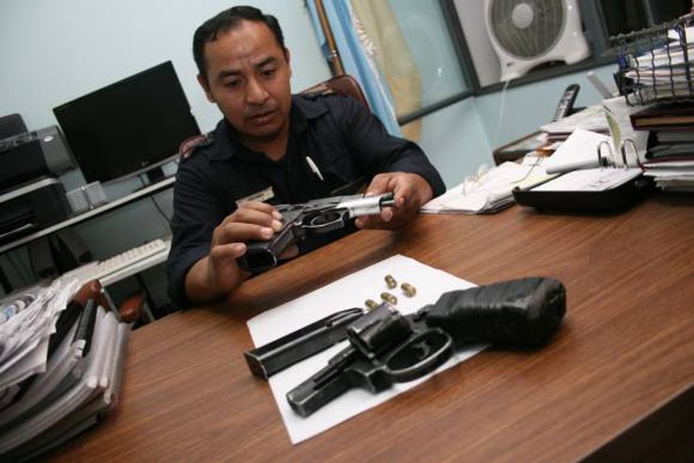 Marido violento, cae con 2 armas