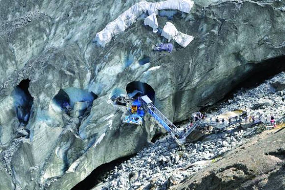 En Europa agujerean los glaciares para hacer turismo