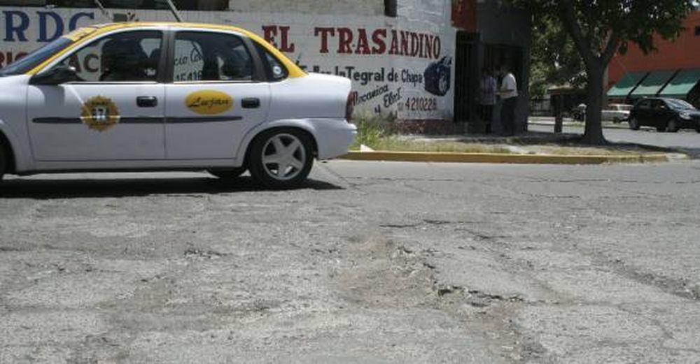Calle Juan Jufré: un caos  porque está llena de pozos