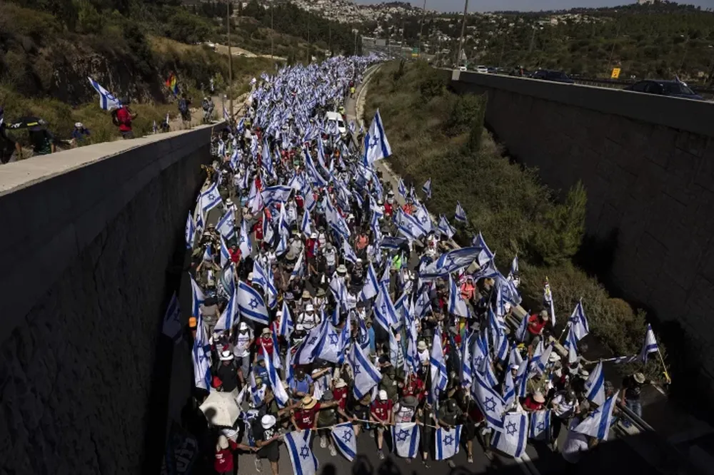 Decenas de miles marcharon hacia el Parlamento israelí contra la reforma judicial