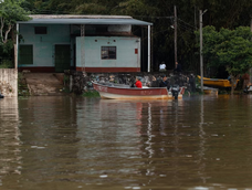 el nino: el rio parana entro a la ciudad de corrientes y ya son mas de 200 los evacuados por la crecida