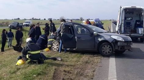 Dos personas murieron en un choque múltiple entre un camión, un auto y un micro