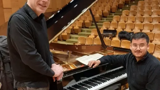 DIRECTOR Y SOLISTA. Wengenroth y Ling, durante uno de los ensayos en el Auditorio Juan Victoria. (Foto Gentileza CCAO de la UNSJ)