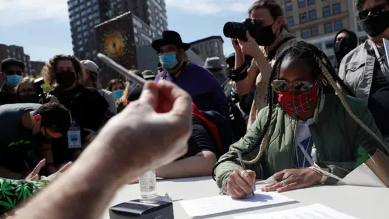Ofrecen marihuana como incentivo a quienes se vacunen contra el Covid