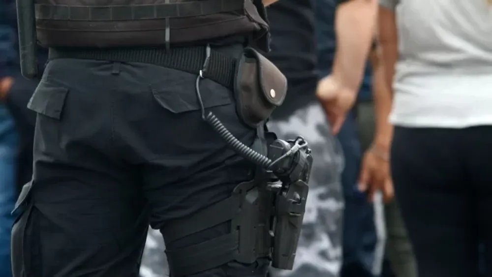 Condenaron a un policía que perseguía y amenazaba a su pareja con el arma reglamentaria