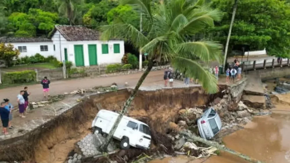 Al menos 36 muertos por derrumbes y temporales en balnearios de la costa de San Pablo