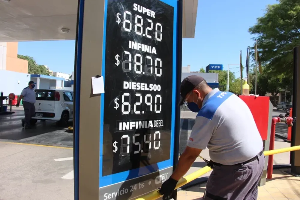 Llená el tanque hoy porque mañana aumentan otra vez los combustibles