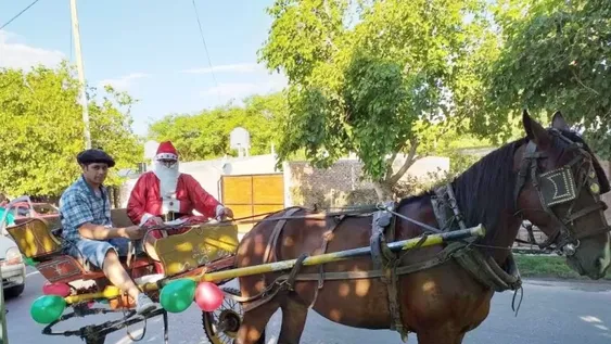 El Papá Noel de la Asociación Civil Posibilidad para Todos ya recorre las calles de Rawson para promocionar la campaña navideña solidaria.