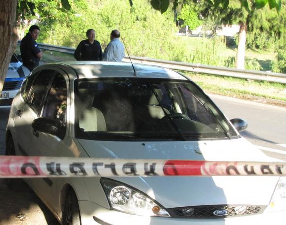 Murió dentro de su auto