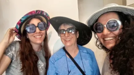 Silvina (centro), junto a dos de las gestoras de Espacio Bunker, Luisina Fava y Carolina Herrera, jugando con algunos objetos de la muestra.