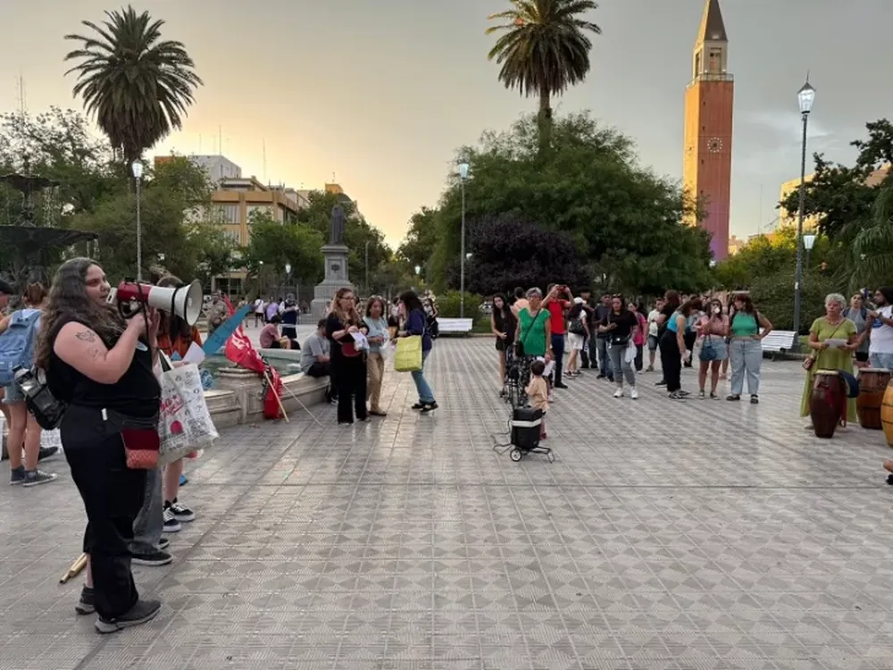 En Plaza 25 de Mayo se realizó una manifestación en contra de la modificación de la Ley de Glaciares
