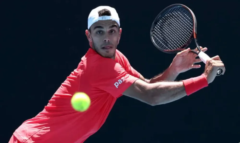 El porteño jugará en 32avos de final con el australiano Alex de Miñaur. También ganó el 1 del mundo, Jannik Sinner.