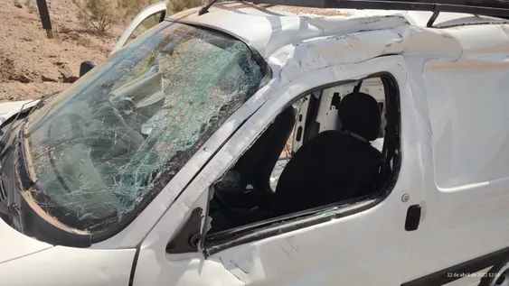 Un utilitario de una empresa multinacional sufrió un violento vuelco en Mogna